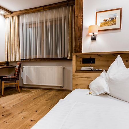 Garni Hotel Rosengarten B&B Selva di Val Gardena Exterior foto