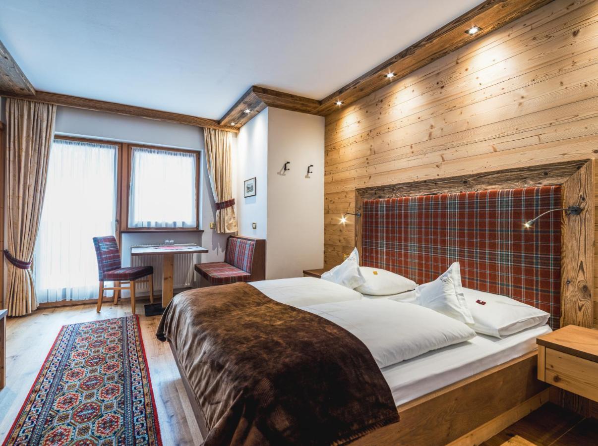 Garni Hotel Rosengarten B&B Selva di Val Gardena Exterior foto