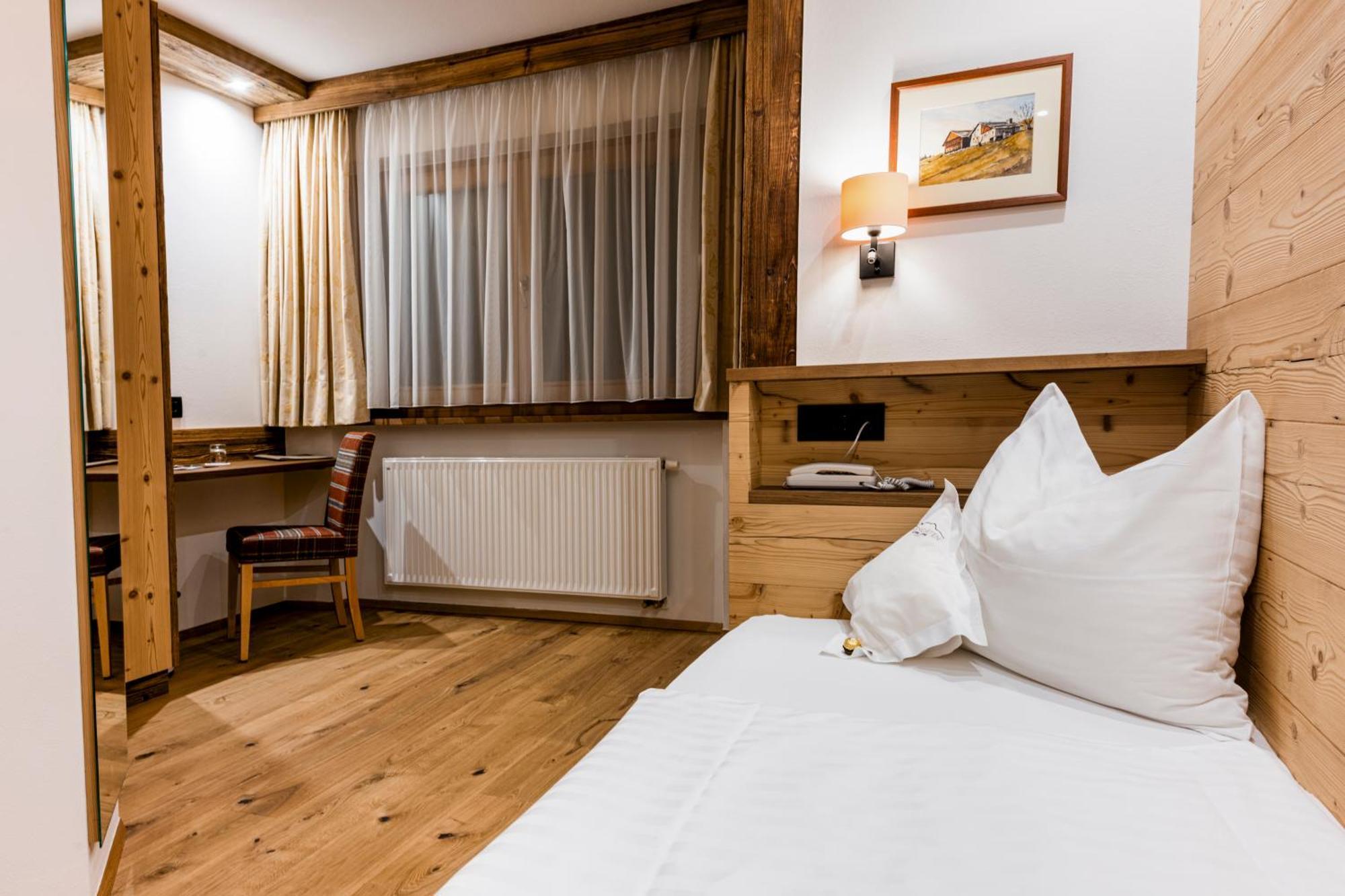 Garni Hotel Rosengarten B&B Selva di Val Gardena Exterior foto